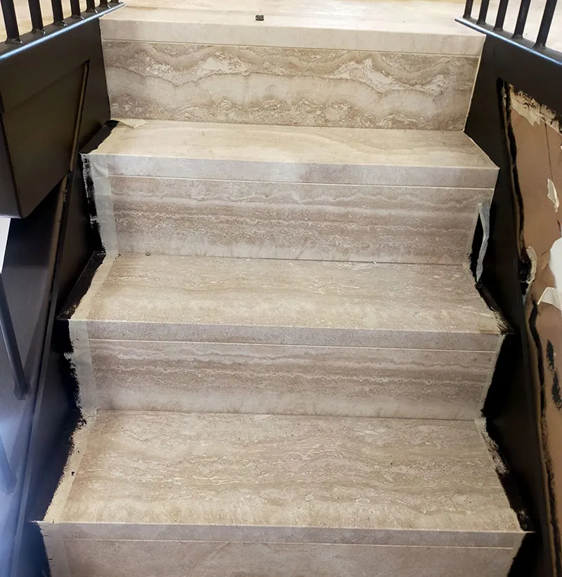 Master-Wohnraum STONE-Beläge-Treppe